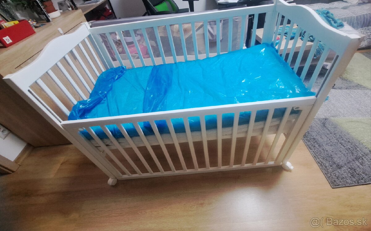 Detská postieľka + 2x matrac + antirefluxný vankúš
