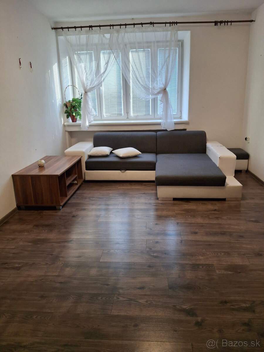 Prenájom veľkého 2 - izbového bytu s parkovaním centrum mest
