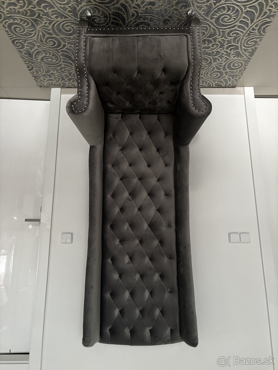 Predám Exkluzívne kreslo strieborno sivej farby Chesterfield