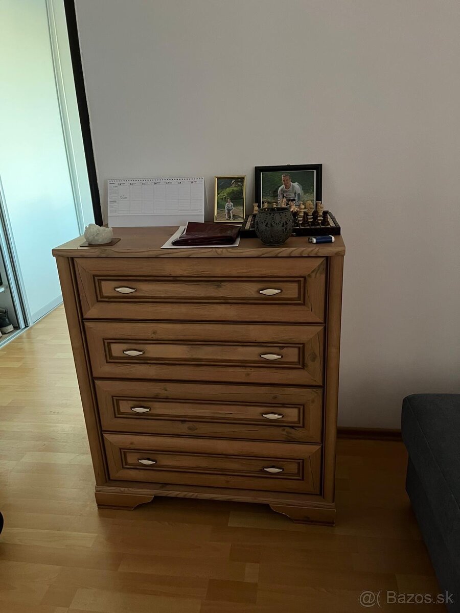 Komoda s vešiakovou skriňou