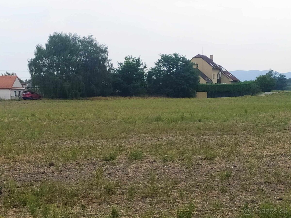 Predám nádherný pozemok pri Ortovom mlyne v obci Láb.