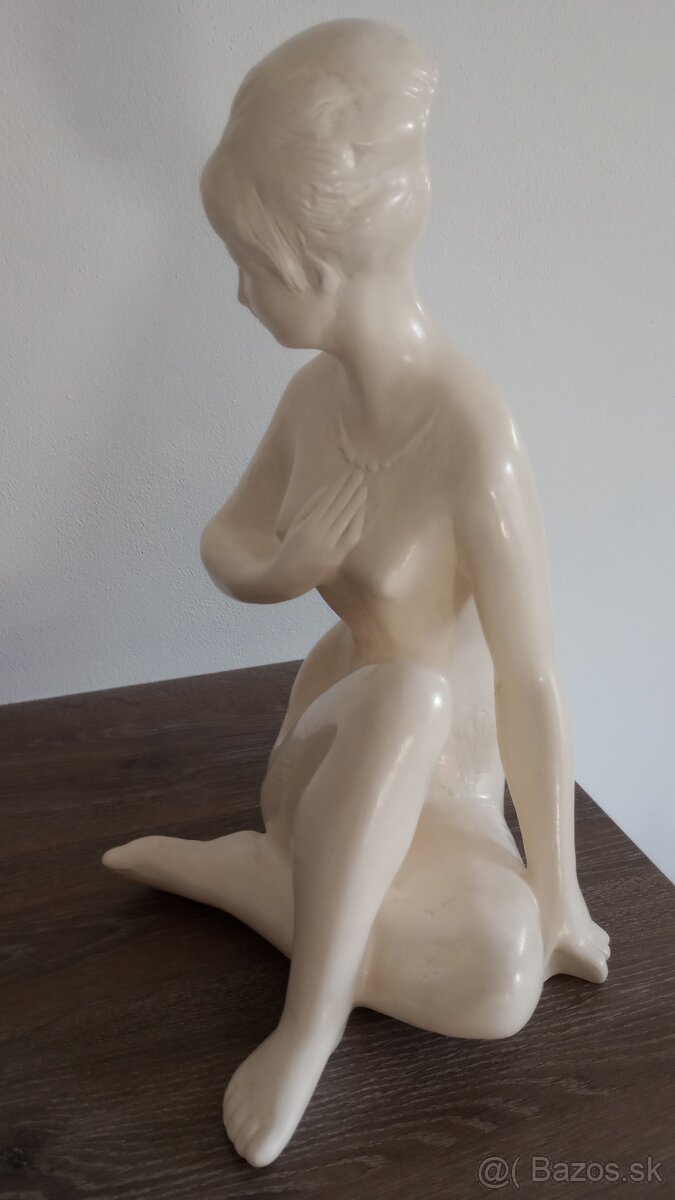 Socha ženy od sochára Kokrdu