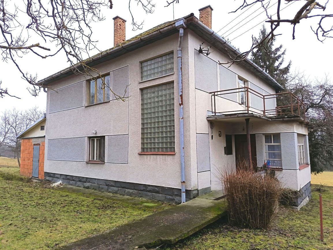 Dvojgeneračný rodinný dom na polosamote s pozemkom 21 087 m²