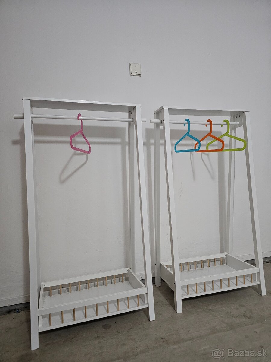 Stojan na oblečenie, vešiak