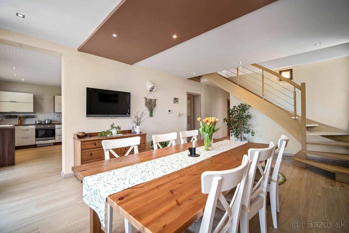 Moderný 6-izbový rodinný dom s veľkou záhradou, altánkom a b