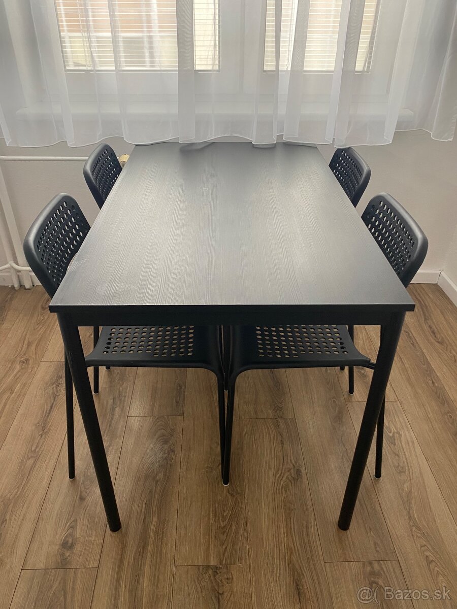 Jedálenský stôl so stoličkami