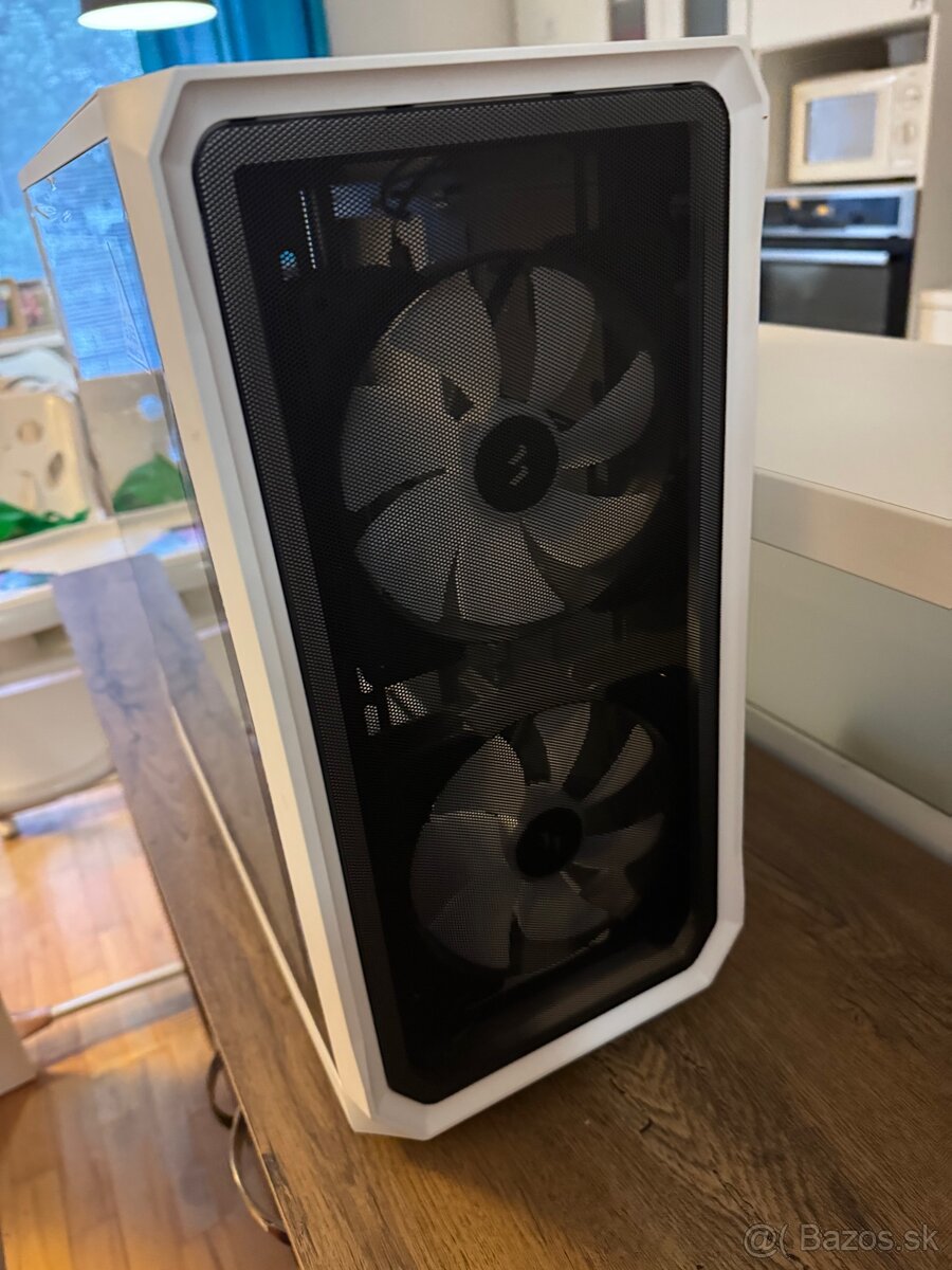 Pc skrinka Fratcal Focus 2