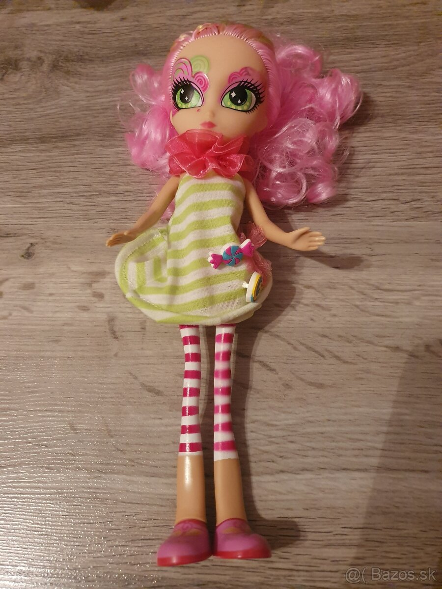 Bábika s ružovými vlasmi