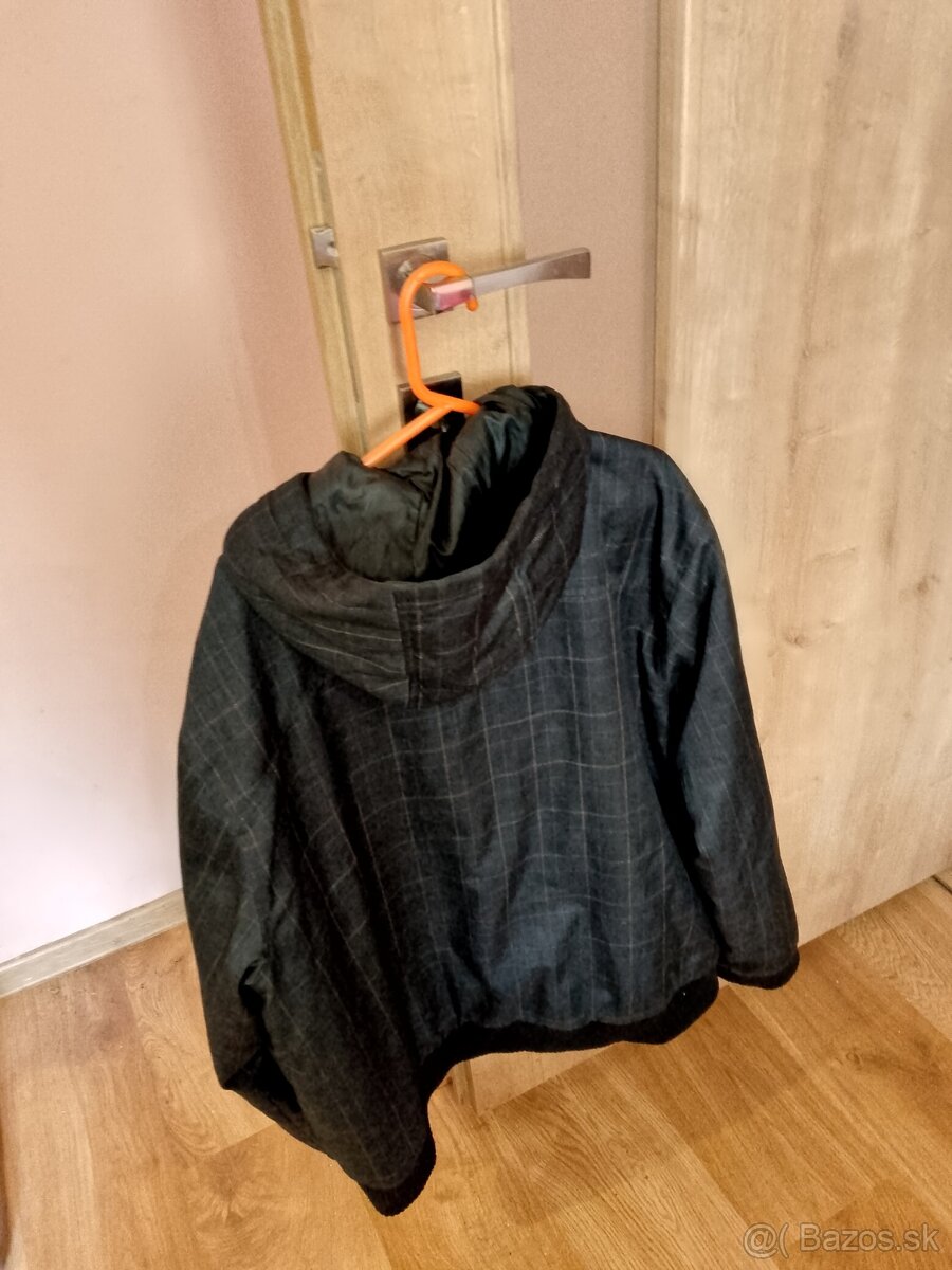 Predám čiernu bundu s kapucňou