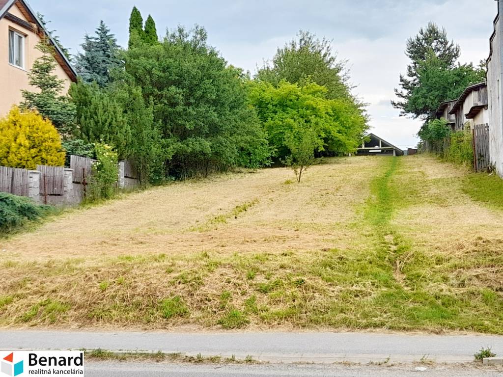 POZEMOK v STREDE MEDZAN, 1351 m2, VHODNÝ NA VÝSTAVBU RD.
