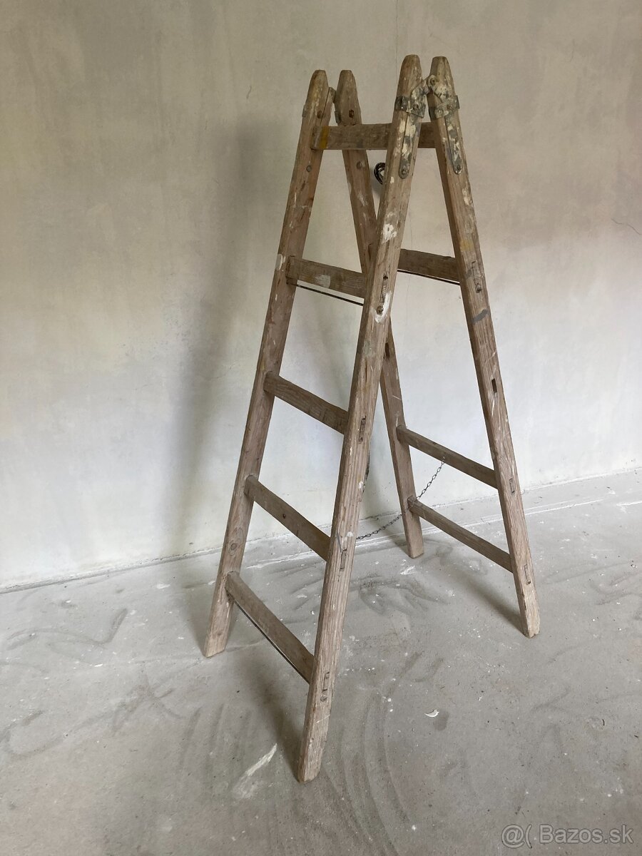 Zvyšný stavebný materiál, sádrokartón, vodováha, náradie