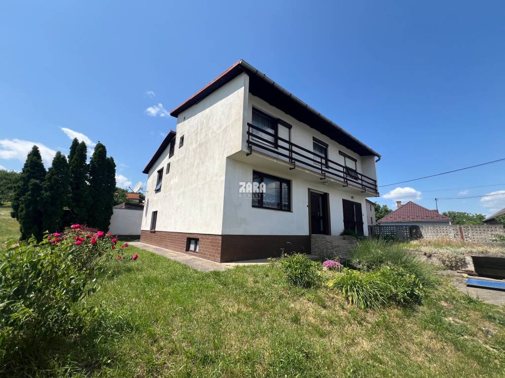 GYŇOV: Priestranný tehlový 6 izbový rodinný dom, pozemkok 6