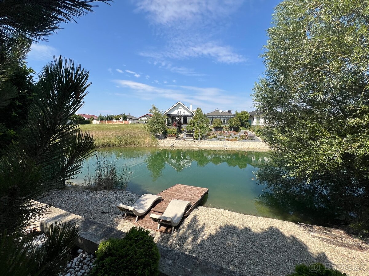 Prenajmem 4-izbový rodinný dom so vstupom do jazera – Green