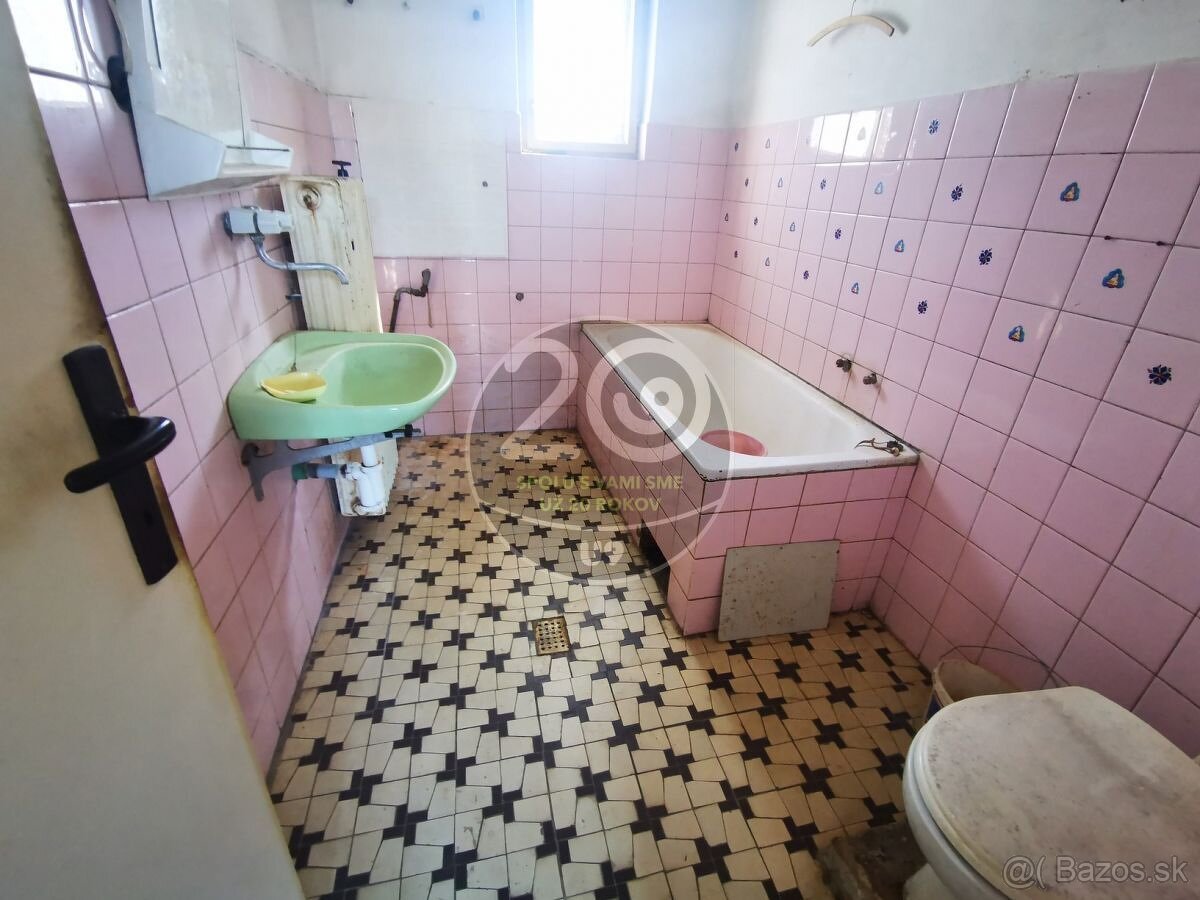 Priestranný rodinný dom Veľké Uherce s pozemkom 1 209 m2