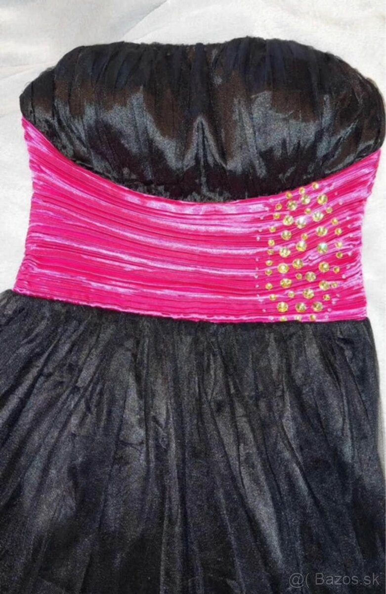 Spoločné krátke dámske šaty