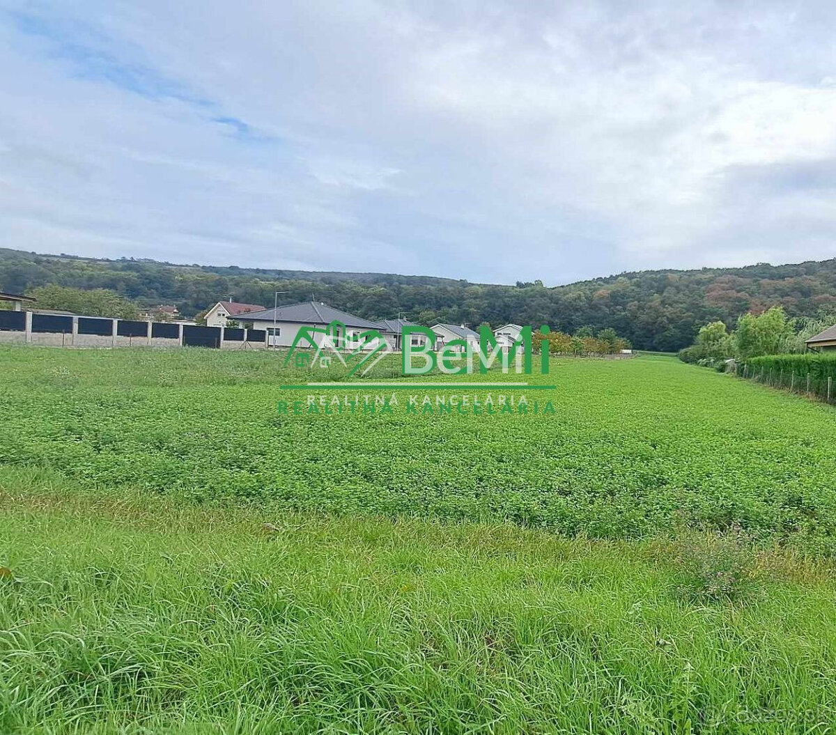 SOKOLOVCE – KRÁSNY ROVINATÝ STAVEBNÝ POZEMOK 1 722 m² SCHVAL