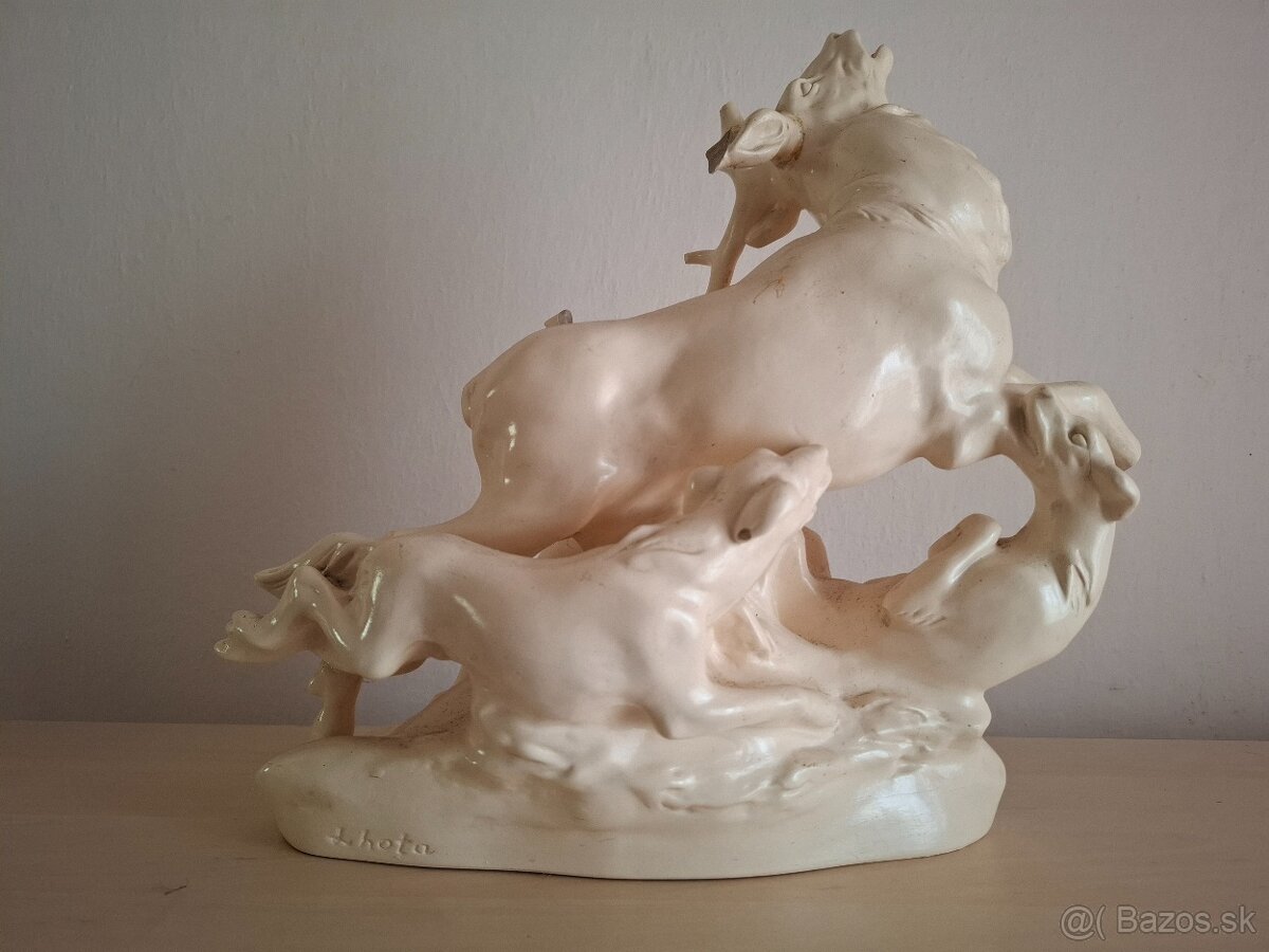 Keramická soška jeleňa