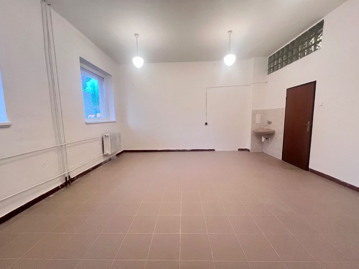 Na prenájom svetlý sklad 30,2 m2 - Banská Bystrica