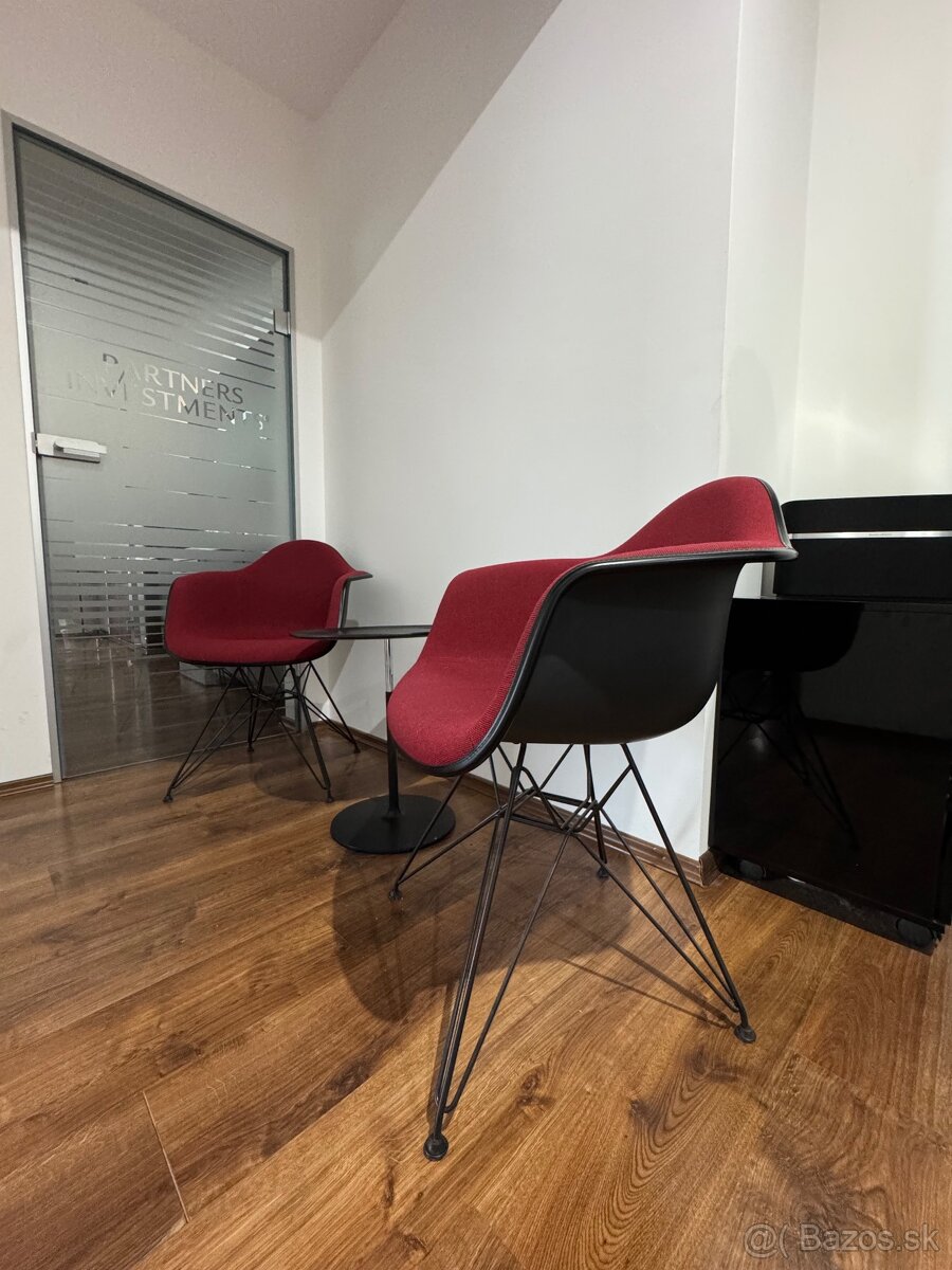 VITRA stolicky a stolík
