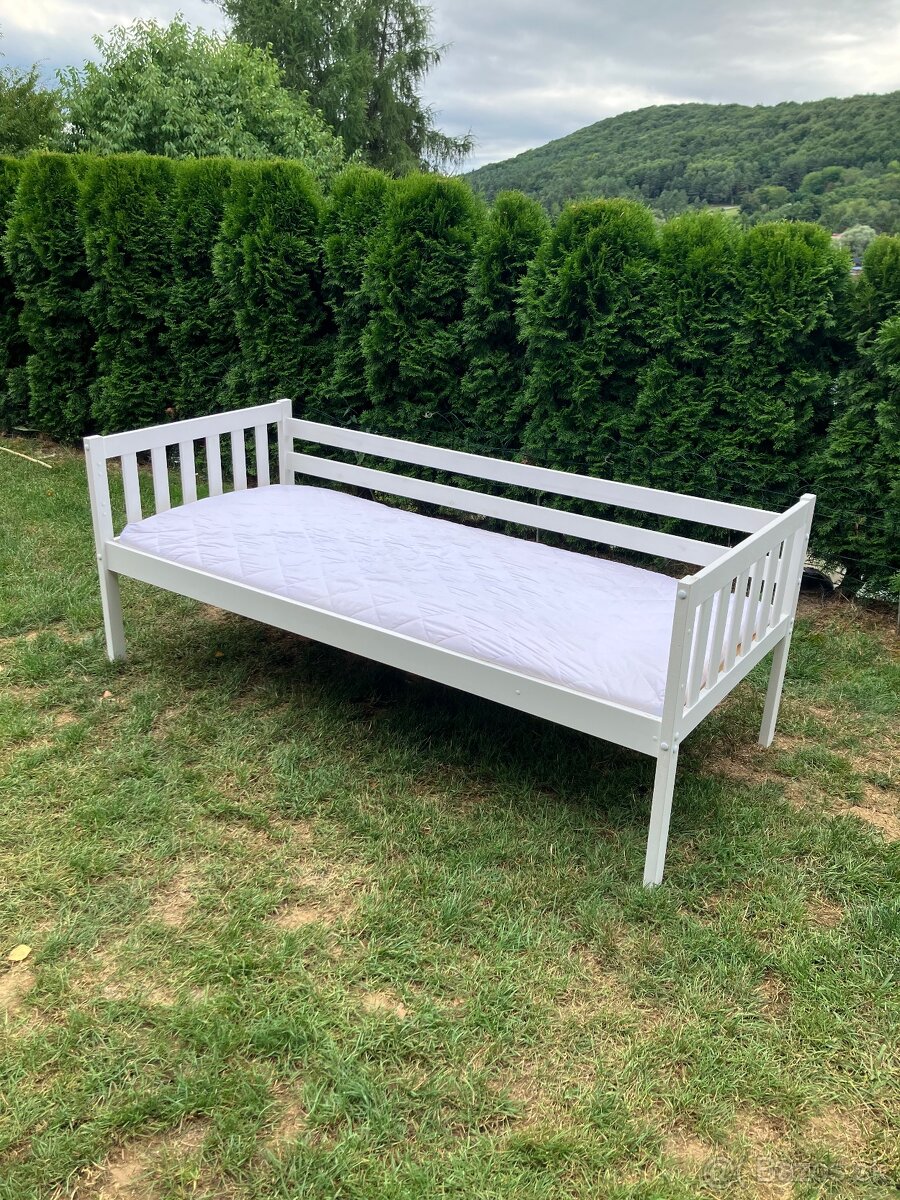 Postel s roštom a matracom.