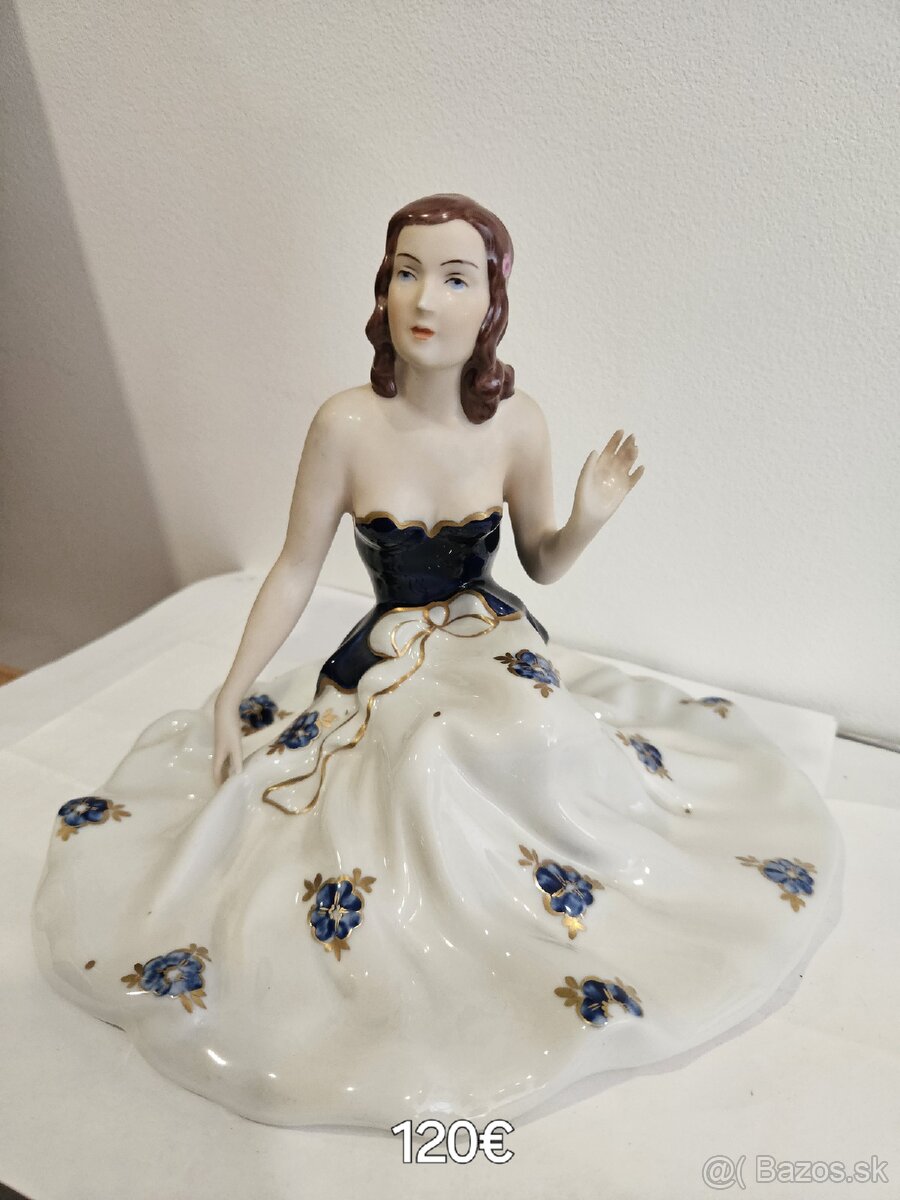 Porcelánová soška : Sediaca dáma "ROYAL DUX Bohemia"