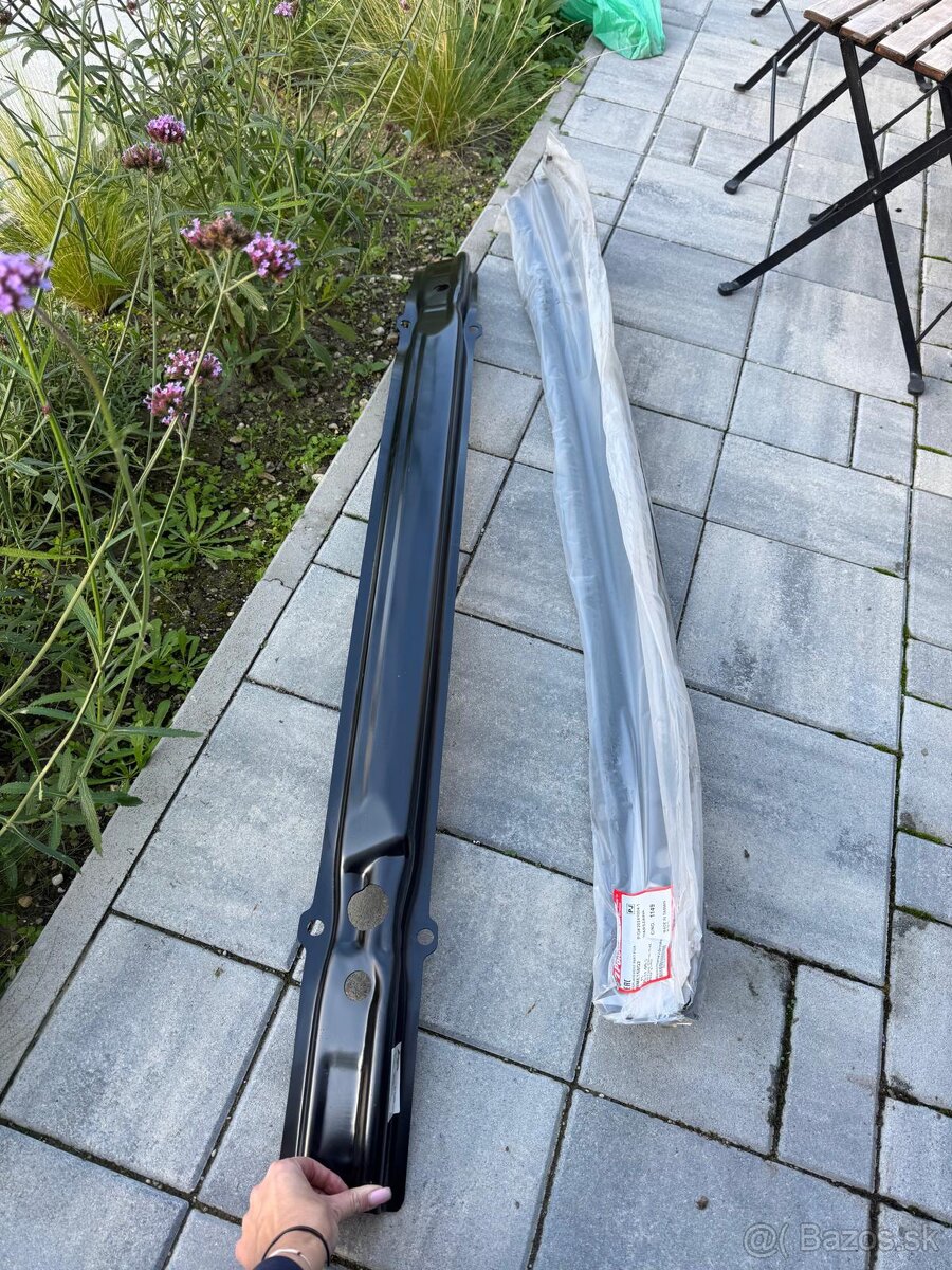 Vystuha zadneho naraznika BMW e60