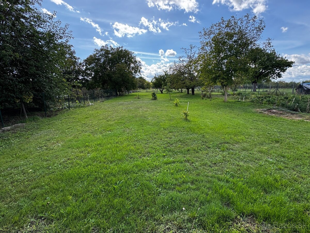 Stavebný pozemok v Leviciach s projektom pre rodinný dom