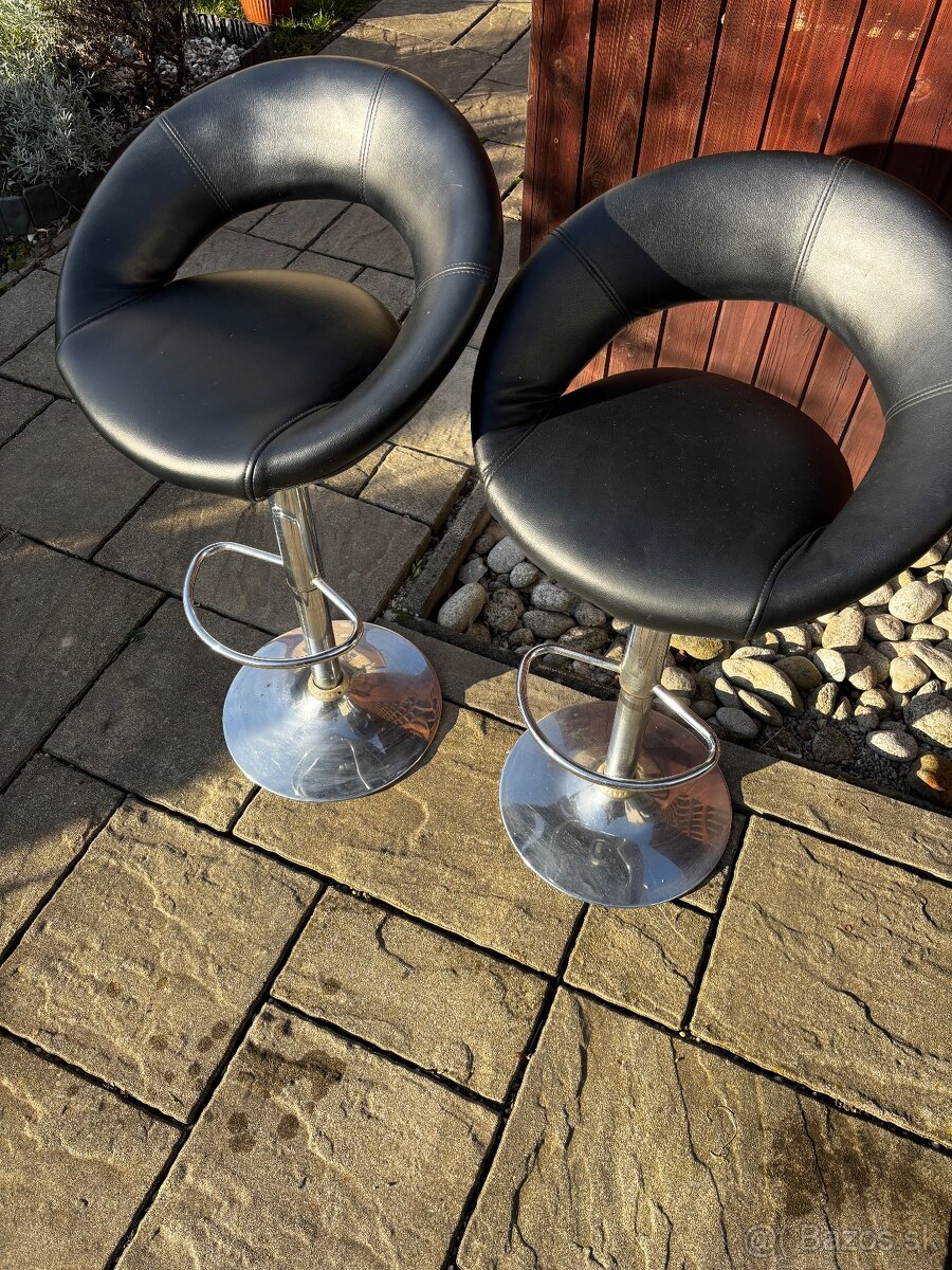 Predám 2 čierne barové stoličk