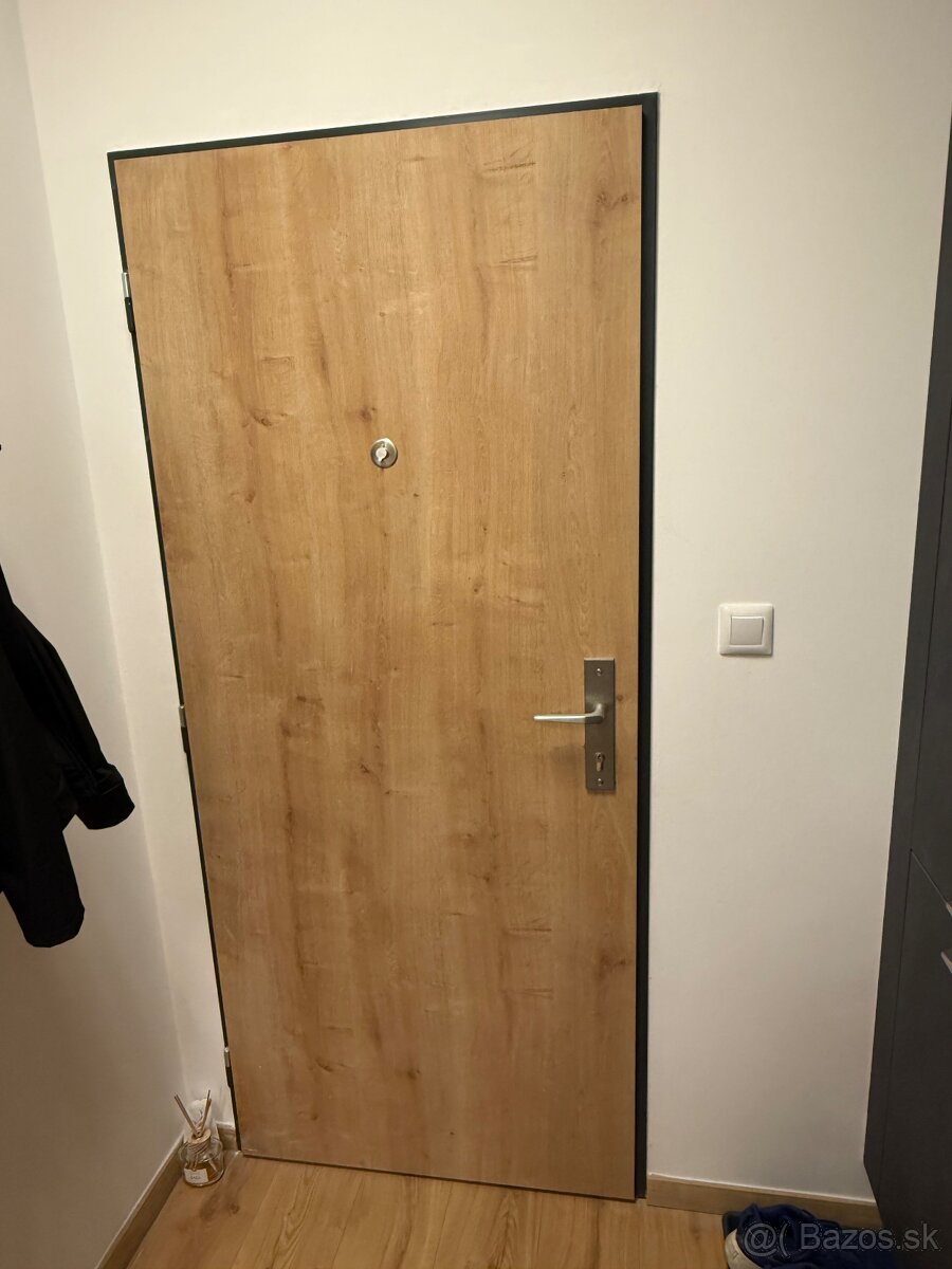 Predám protipožiarne vchodové dvere do bytu 80 ky ľavé