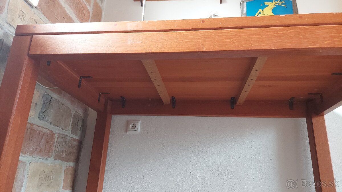 Masívny stol