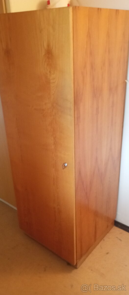 Darujem skriňu