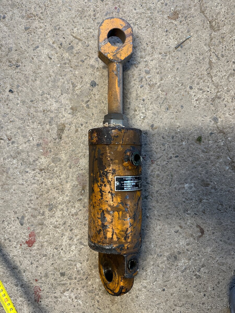 Hydraulicky piest