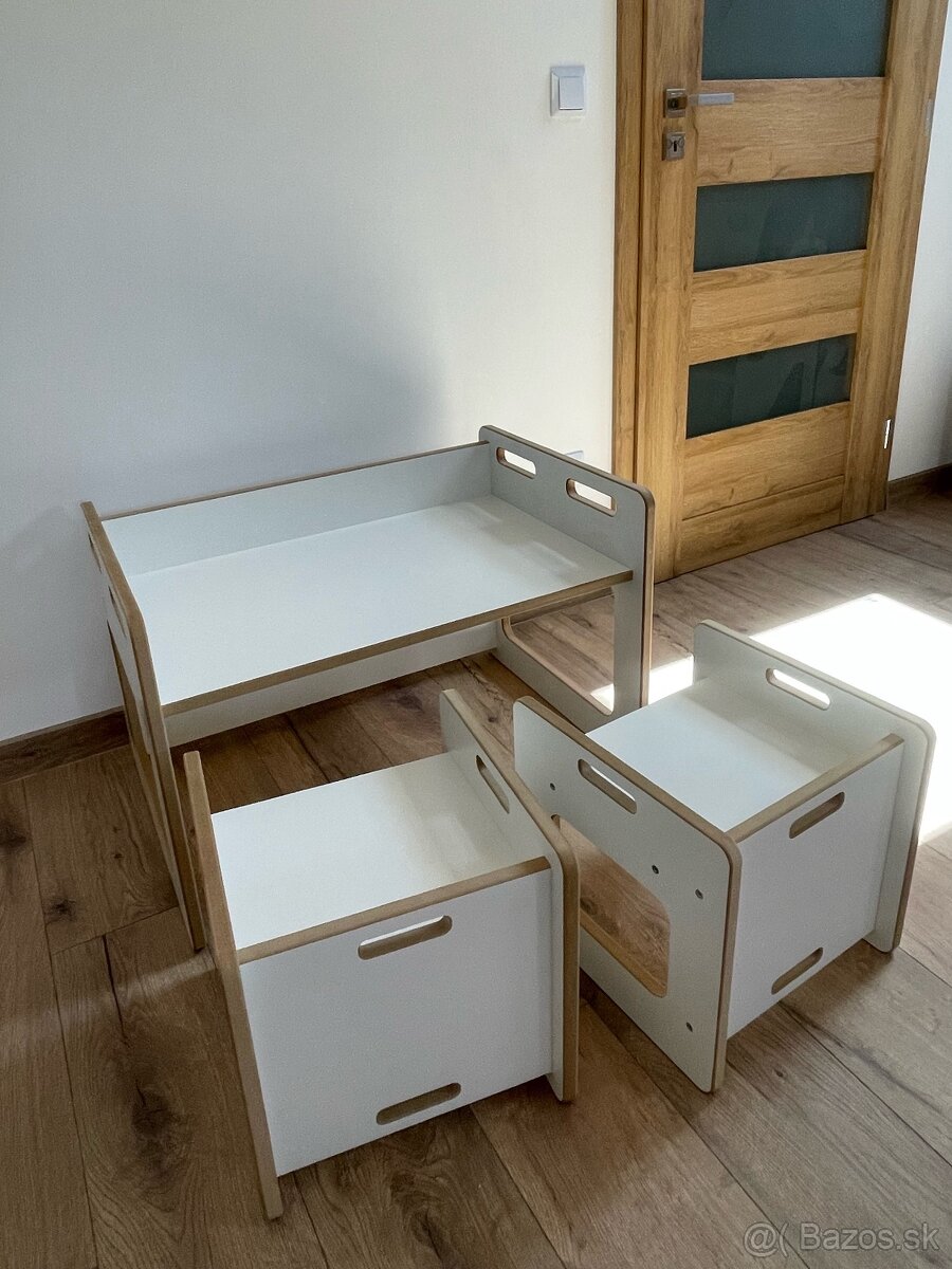 Stôl s dvoma stoličkami pre deti