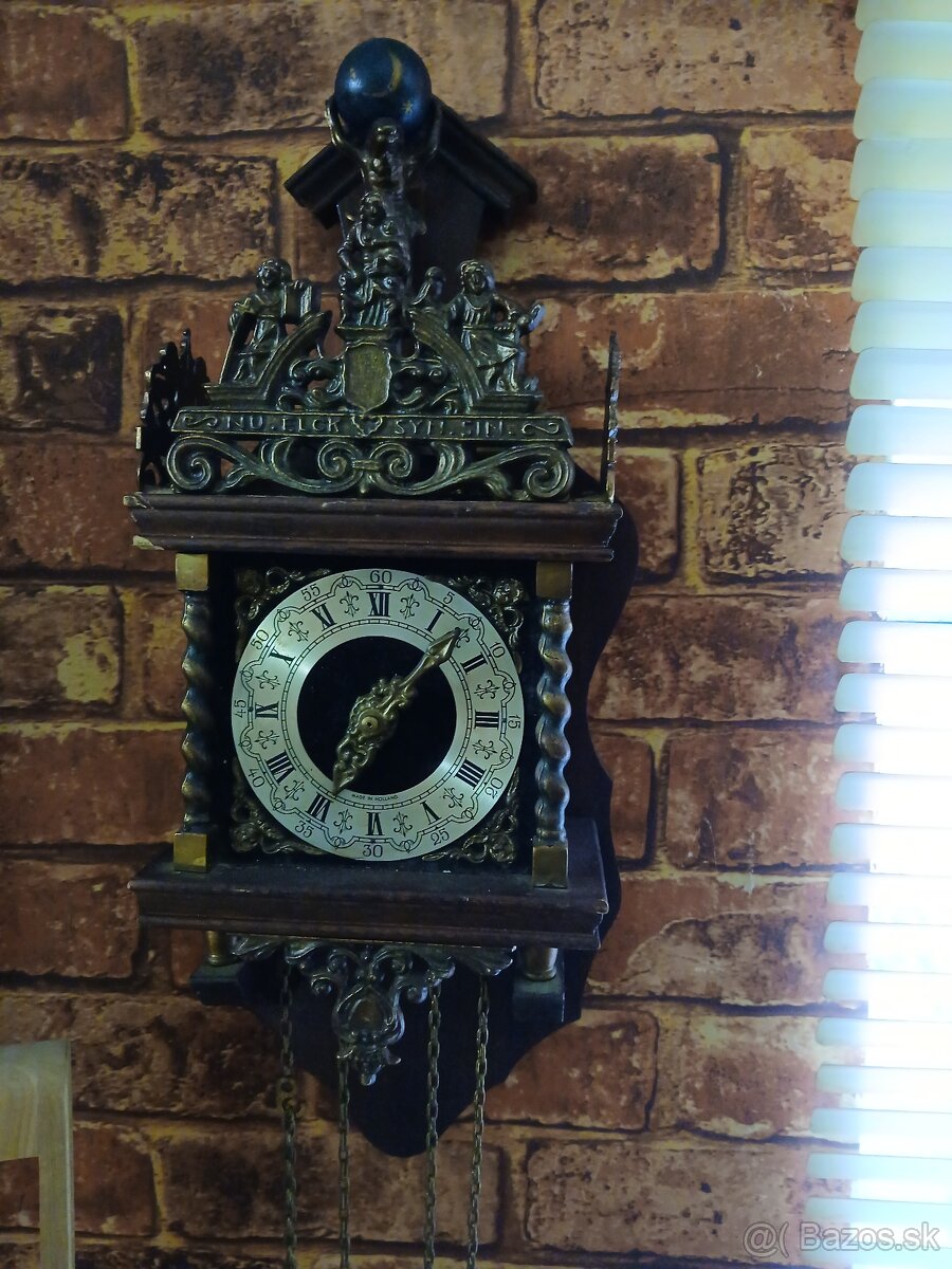 Stare nastenné hodiny