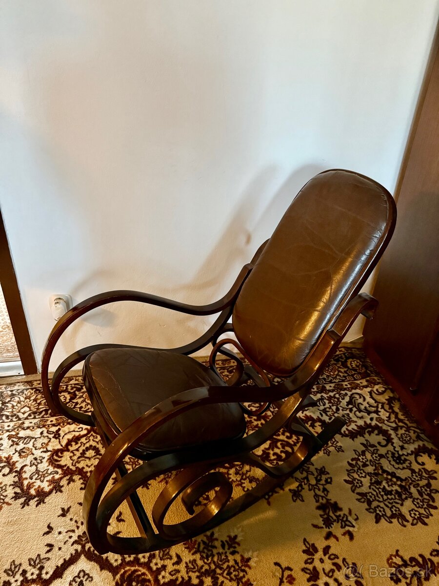 Drevené hojdacie kreslo