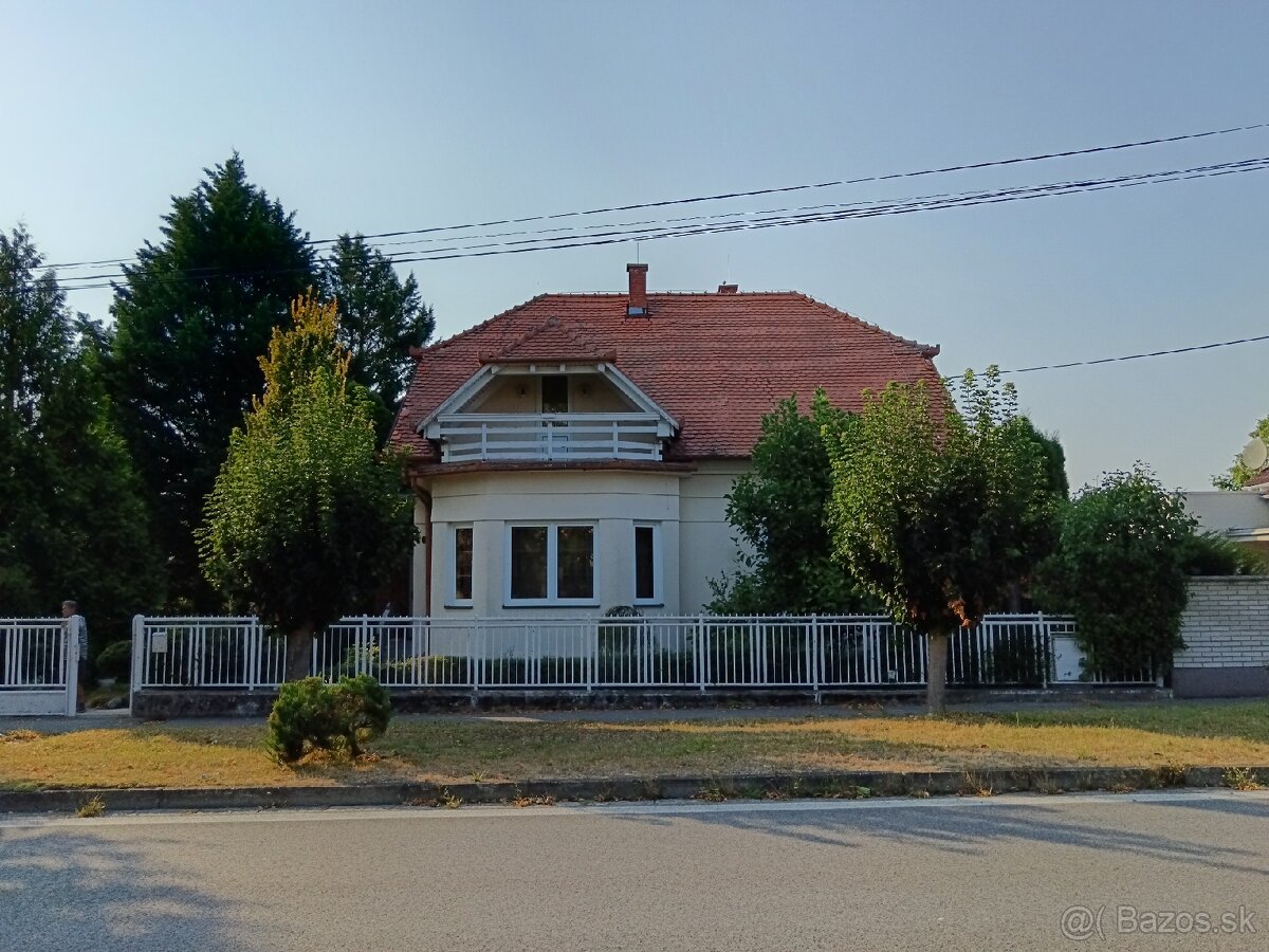 Veľký RD s veľkou záhradou a bazénom v Zlatých Moravciach