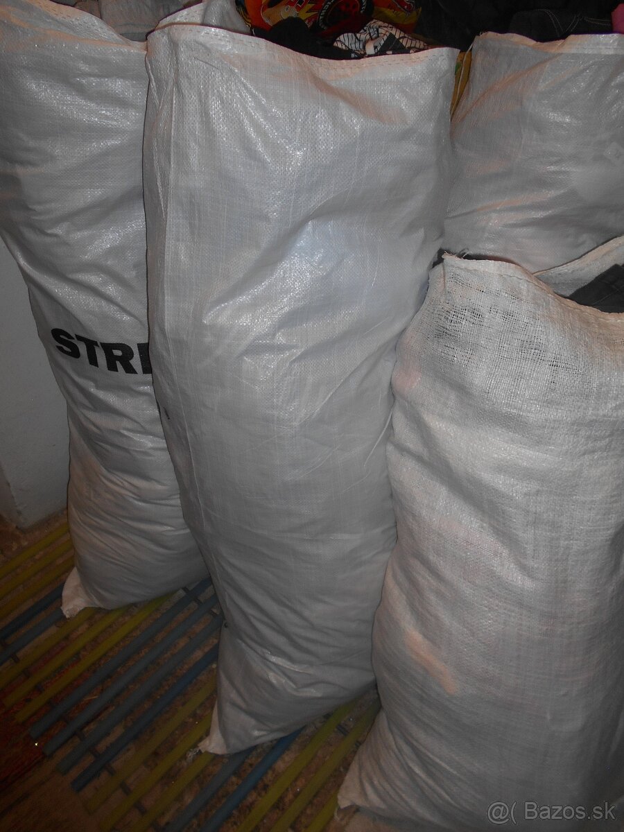 predam vrece damskeho moderneho oblecenia