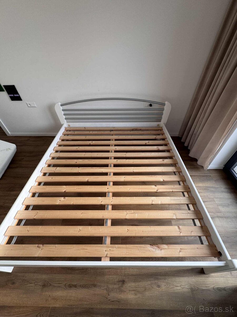 Drevená masívna posteľ