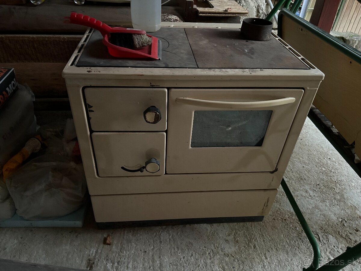 Predám sporák na tuhe palivo FIKO 85 krémovej farby