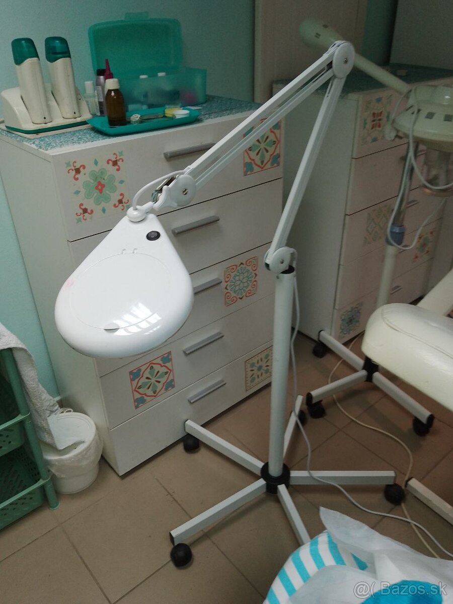 Led zväčšovaciu lupu na stojane