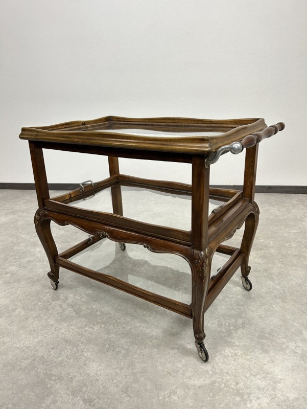 stolík na kolieskach v rokokovom štýl