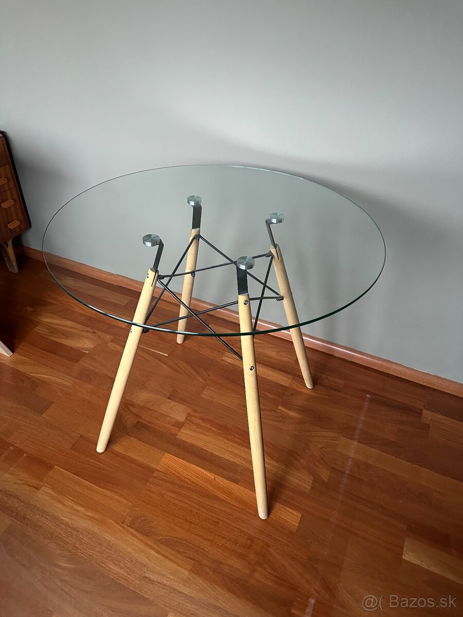 sklenený stôl