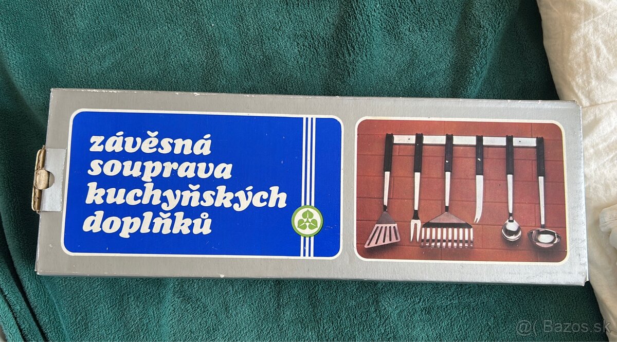 Závesná súprava kuchynských doplnkov ČSSR 1989