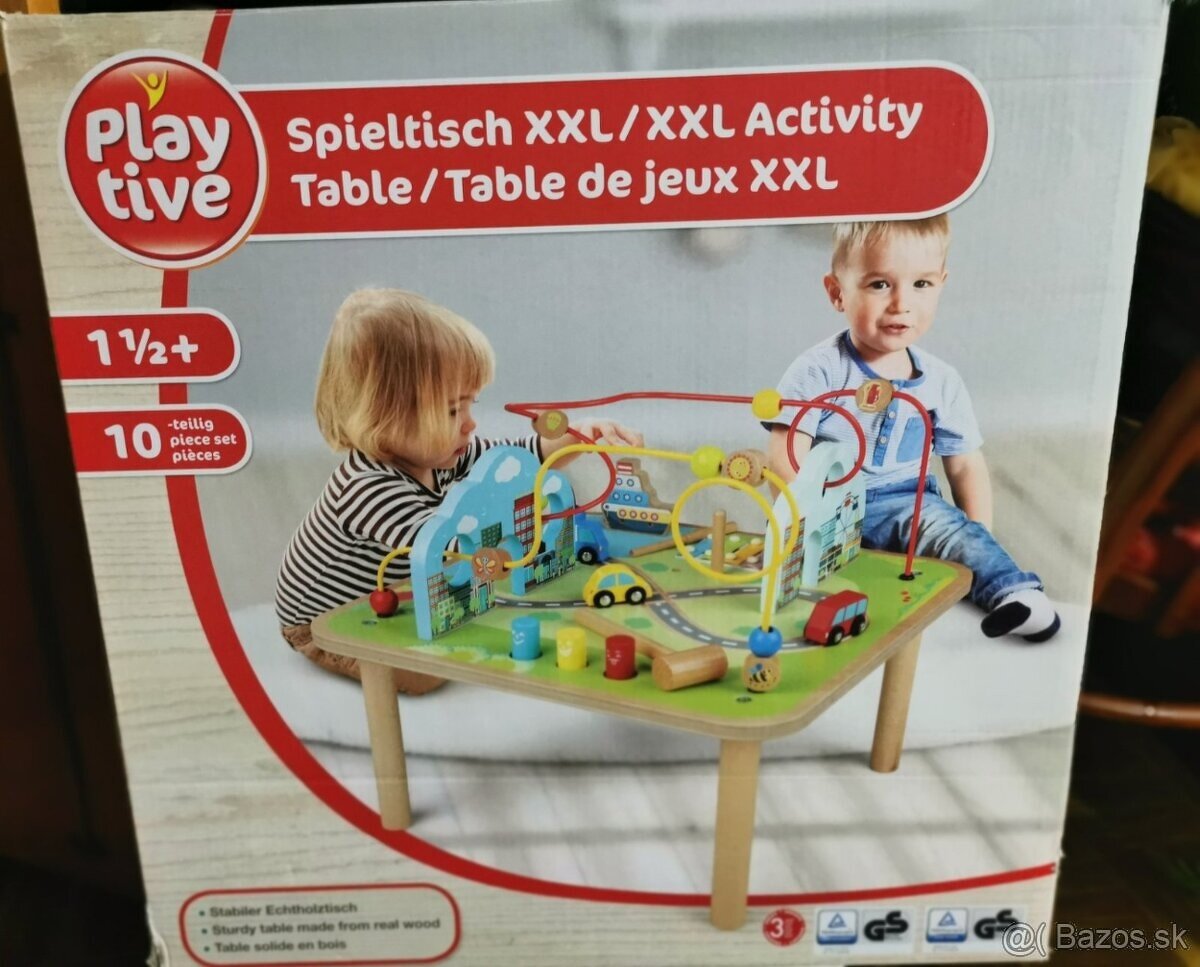 Drevený stolík na hranie