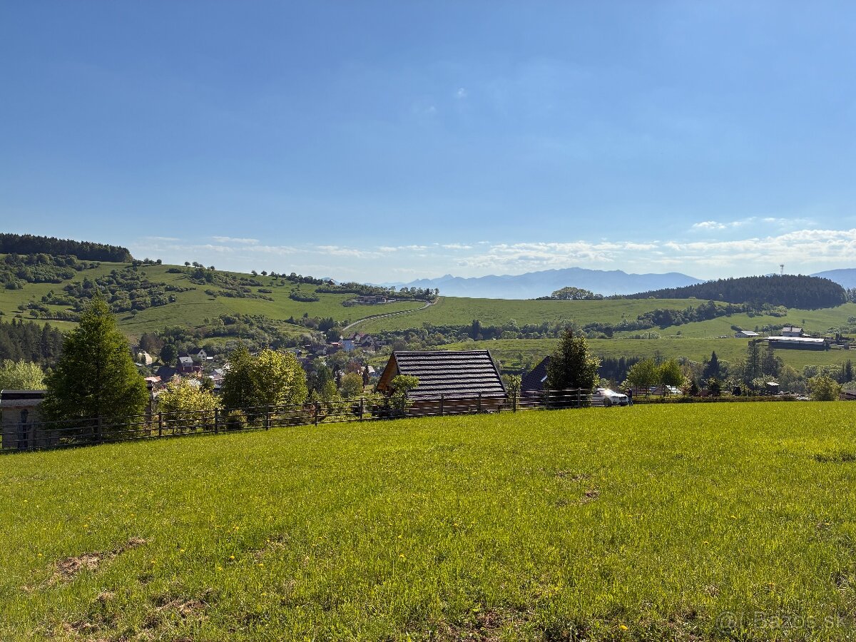 Slnečný pozemok s panoramatickými výhľadmi v Dolnom Hričove