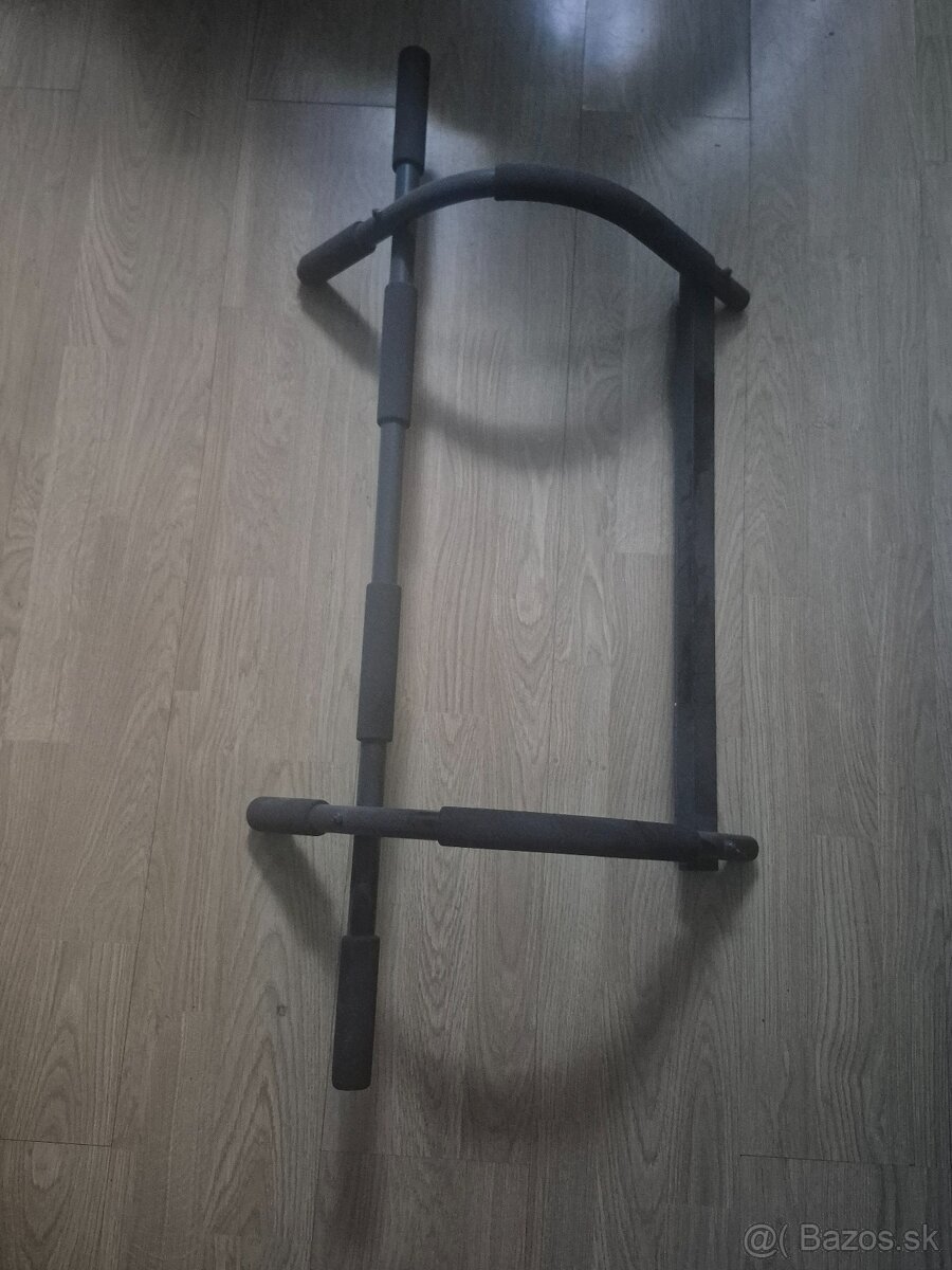 Hrazda na dvere / zárubňu