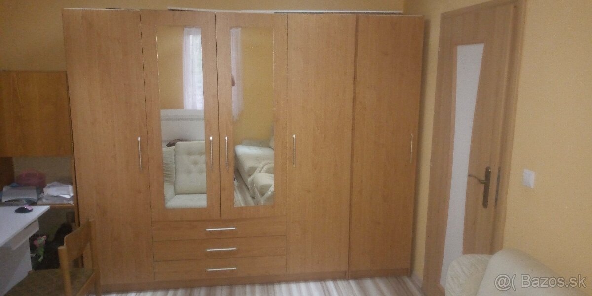 Šatníková skriňa