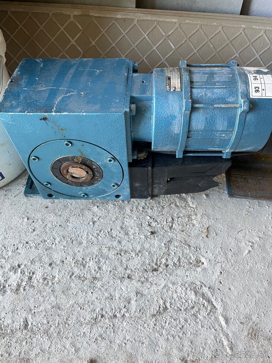 Predam elektromotor s prevodovkou