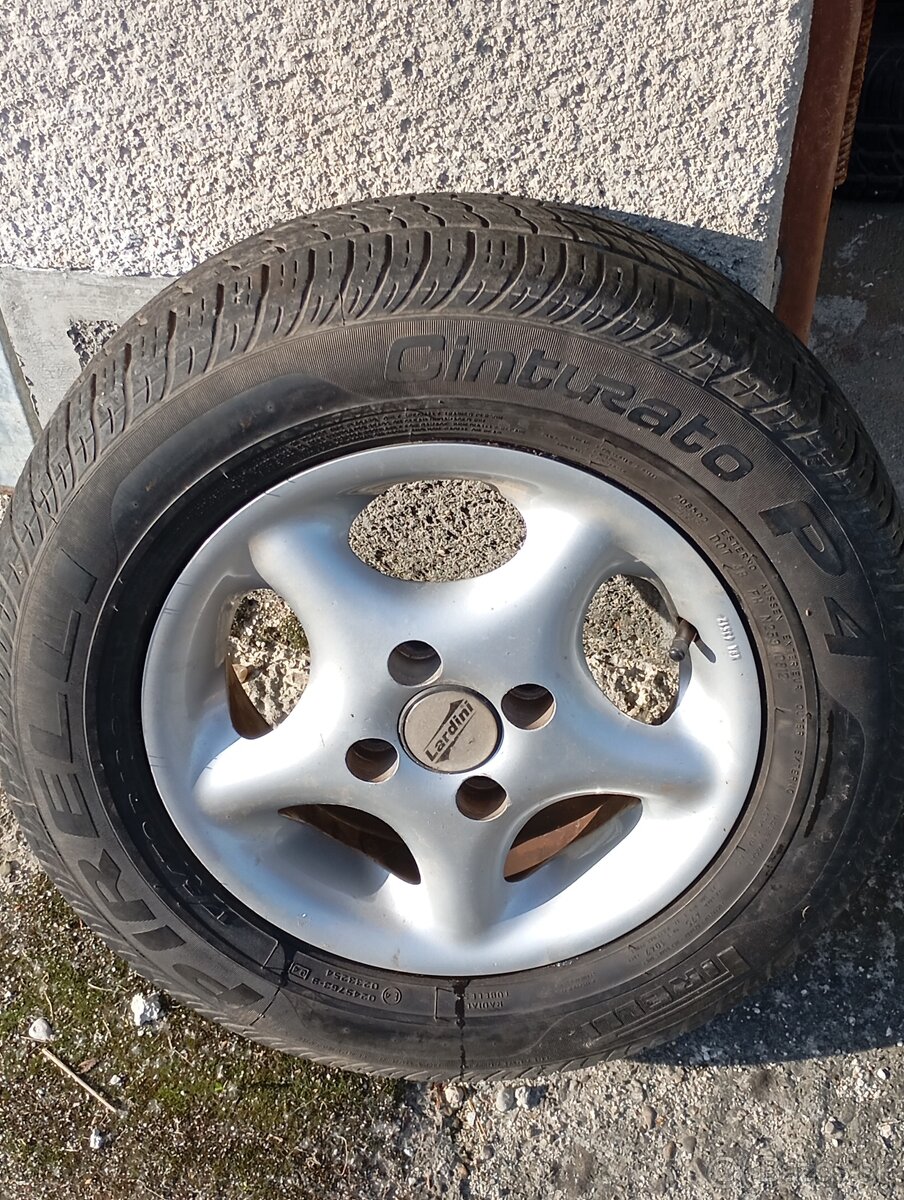 Elektróny skoro nové letné pneu