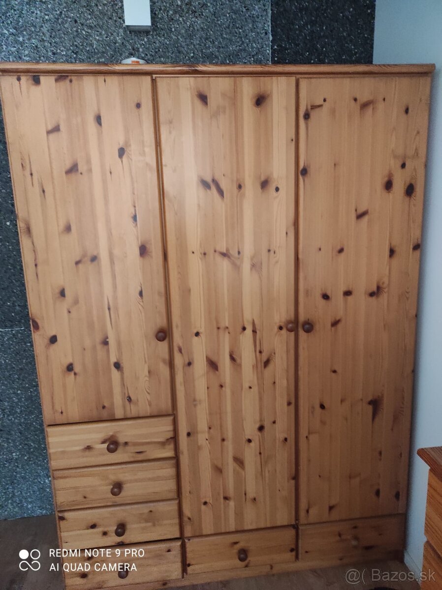 Skriňa z masívu